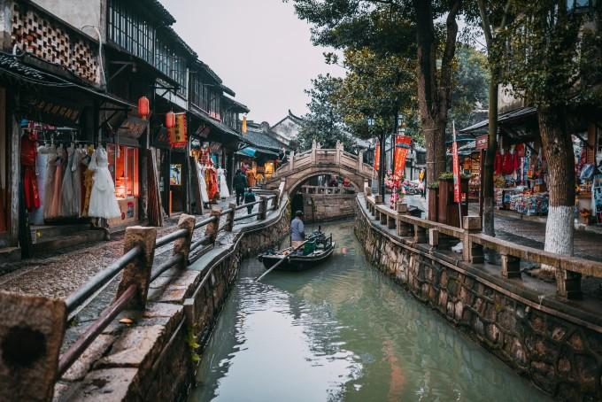 如果岁末听雪落，浮世有清欢。